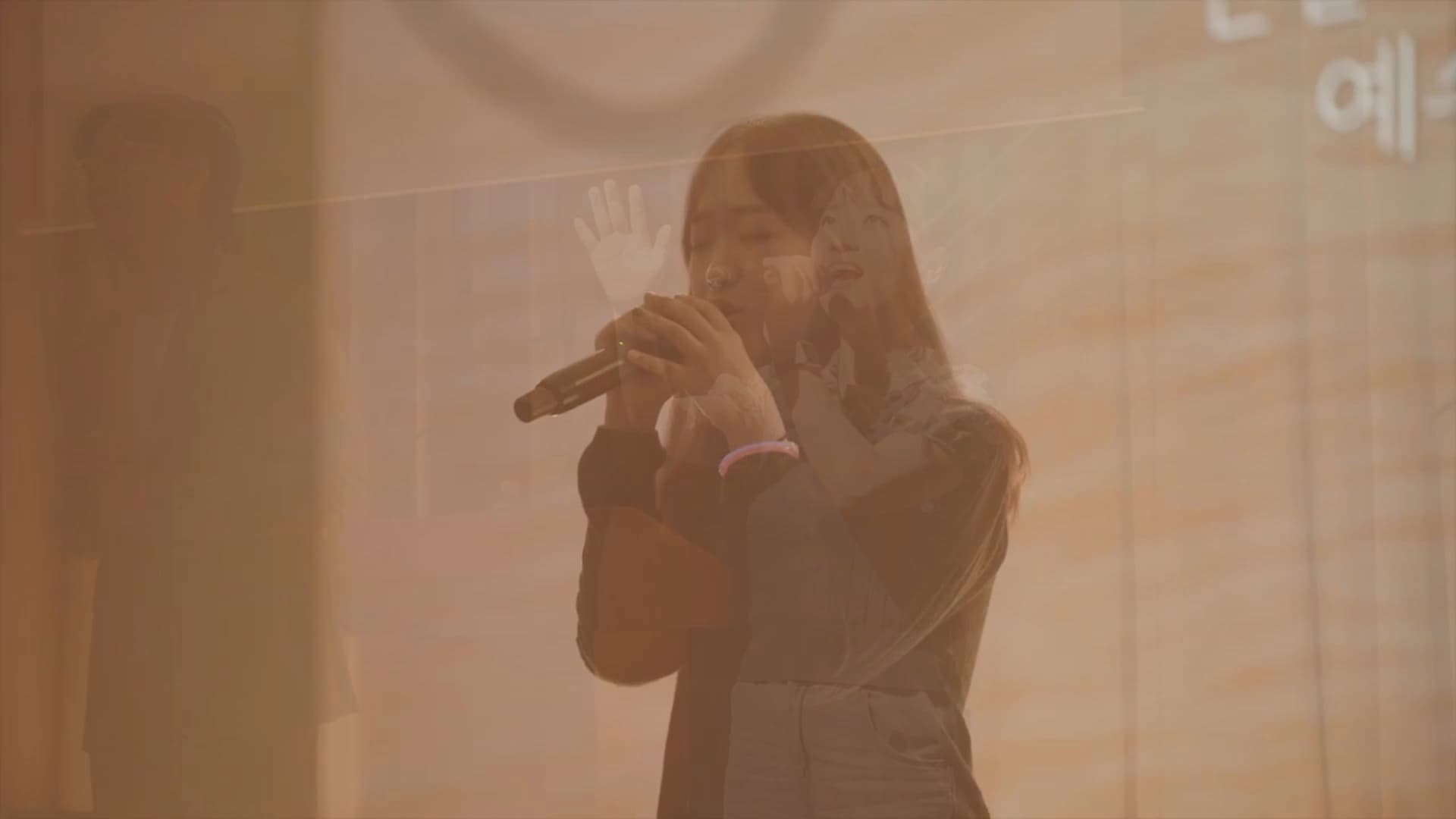 잠실나루교회 주일예배에서 함께 찬양하는 모습
